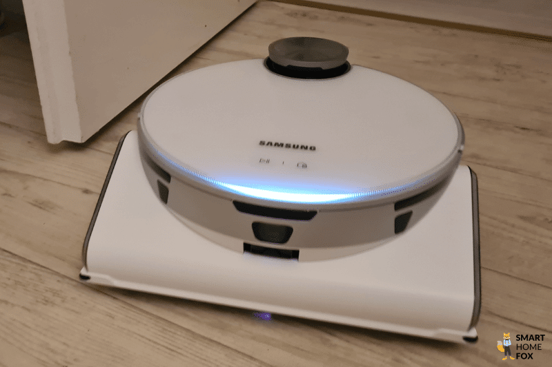 Die LED-Leiste auf der Oberseite des Samsung Jet Bot AI+ Saugroboters leuchtet weiß.